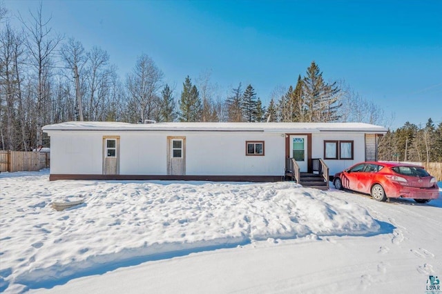 manufactured / mobile home with fence