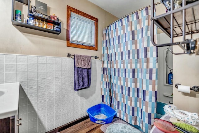 full bath featuring a shower with shower curtain and wood finished floors