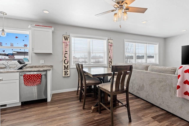 dining space featuring ceiling fan, recessed lighting, dark wood finished floors, and baseboards