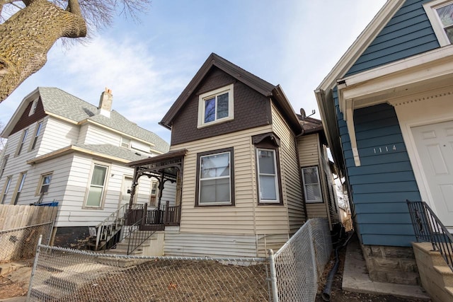 view of front of house with a fenced front yard