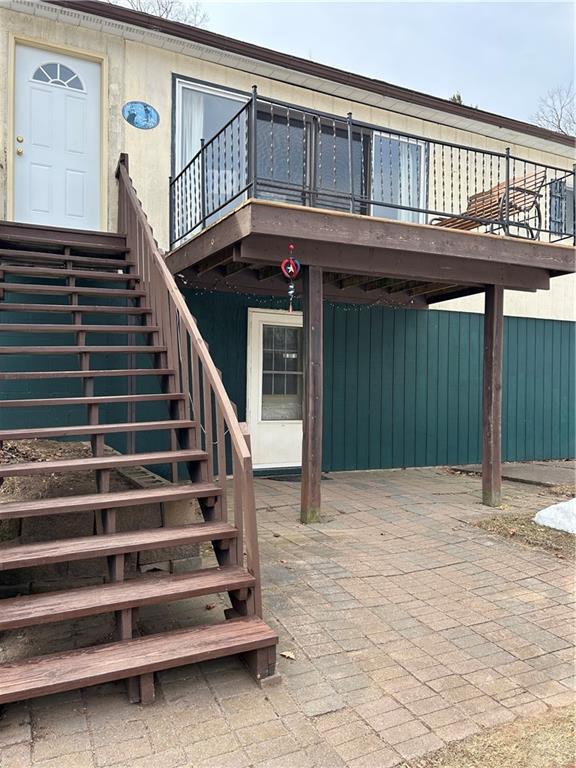 view of exterior entry with stucco siding