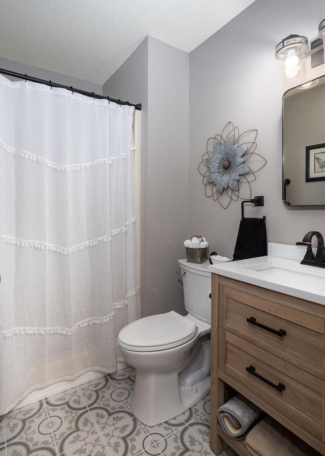 full bath featuring a textured ceiling, toilet, a shower with shower curtain, vanity, and tile patterned floors