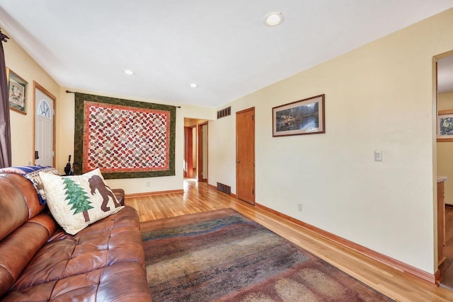 living room featuring recessed lighting, visible vents, baseboards, and light wood-style floors