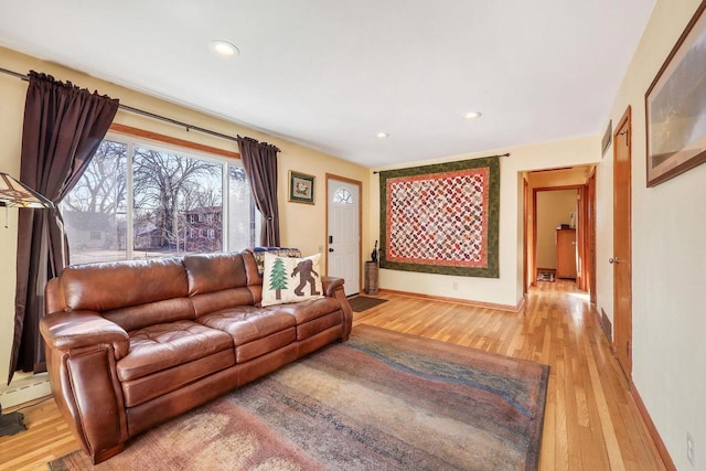 living room featuring light wood finished floors, recessed lighting, and baseboards