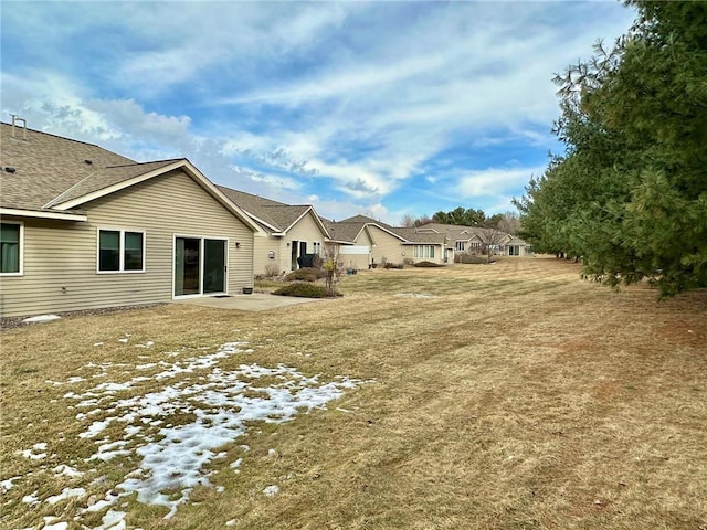 view of yard featuring a patio