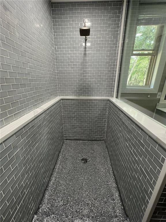 full bathroom featuring a tile shower