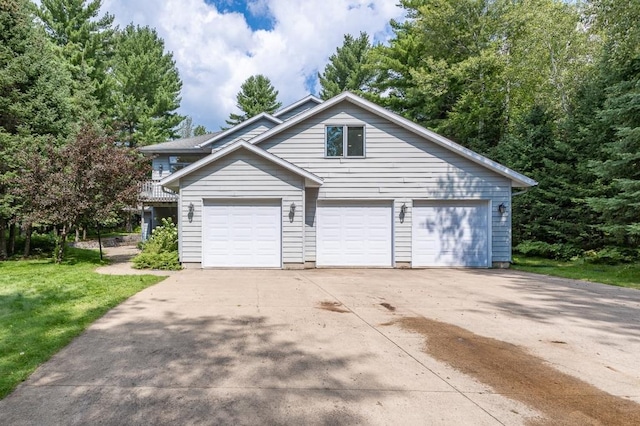 view of front of property featuring driveway and a front lawn