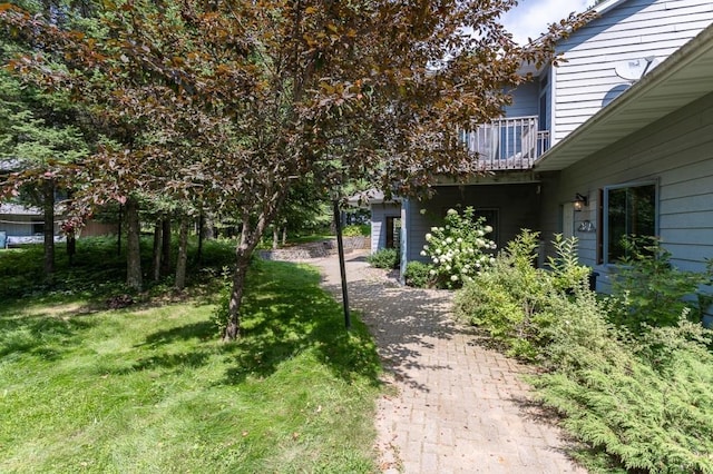 view of yard featuring a balcony