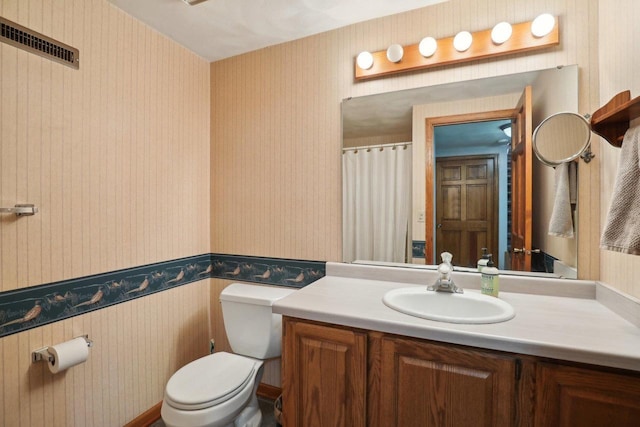 bathroom with visible vents, a shower with curtain, toilet, wallpapered walls, and vanity