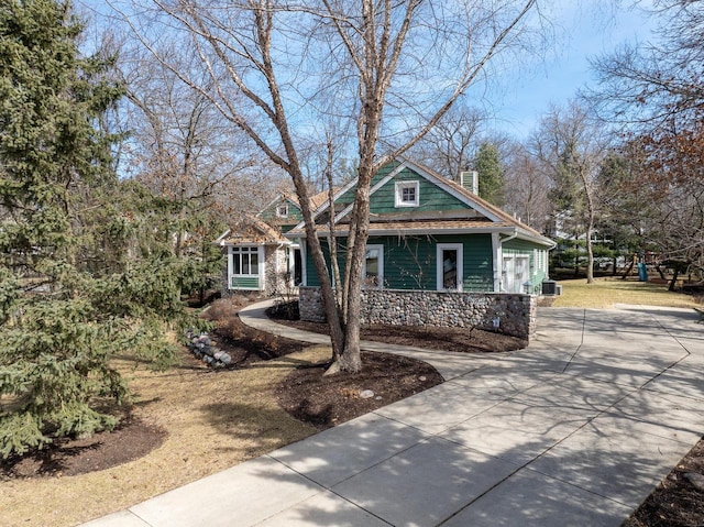 1019 Tarrant Dr, Fontana, WI 53125 - craftsman-style home featuring a porch, a chimney, and central AC
