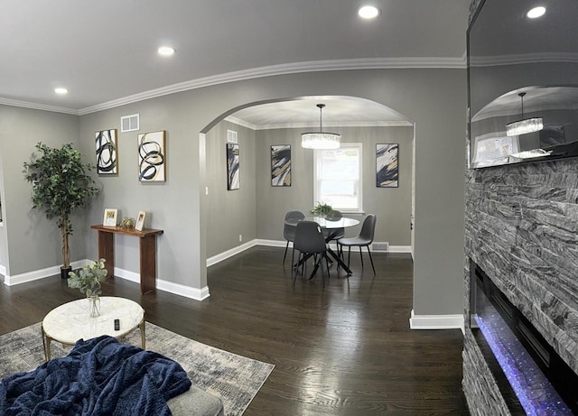 dining area featuring arched walkways, recessed lighting, dark wood-style flooring, visible vents, and baseboards