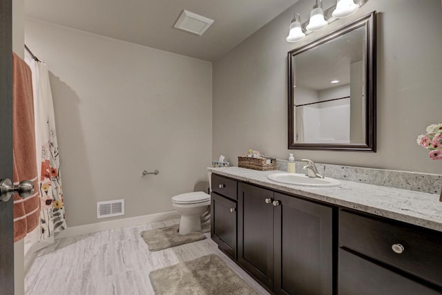 full bathroom featuring baseboards, visible vents, toilet, curtained shower, and vanity