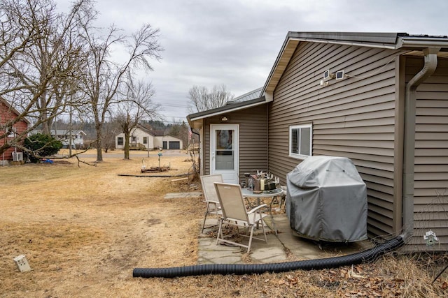 view of yard featuring a patio area