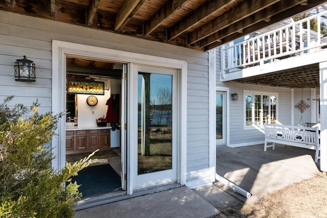 property entrance featuring a balcony