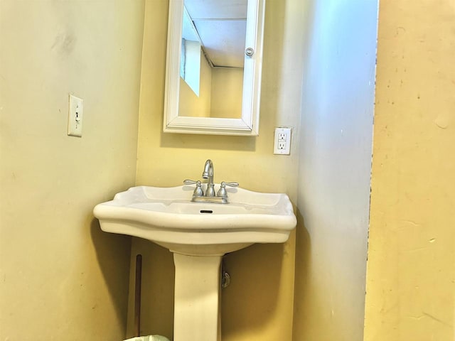 bathroom featuring a sink