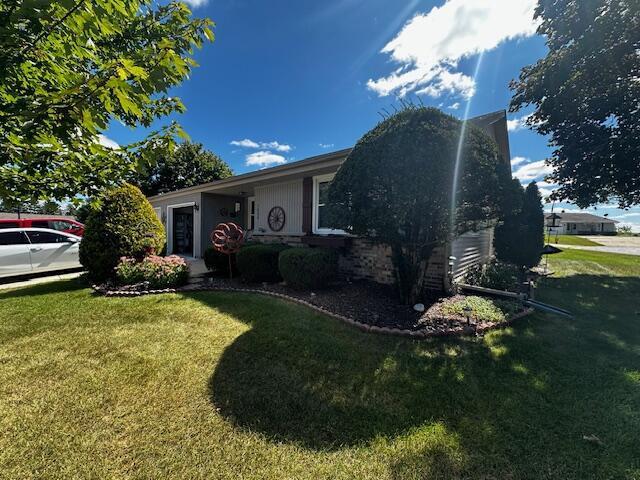 single story home with a front lawn