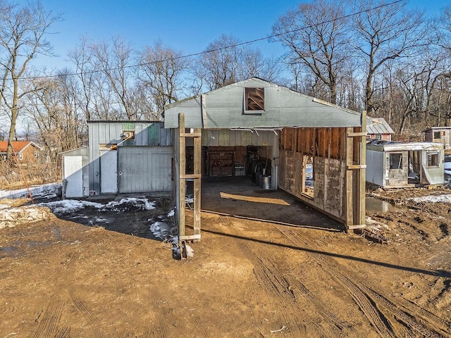 view of outdoor structure with an outbuilding