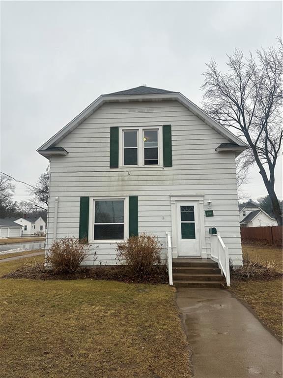 view of front of house featuring a front lawn