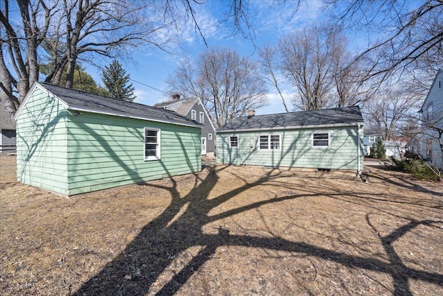 back of house featuring an outdoor structure