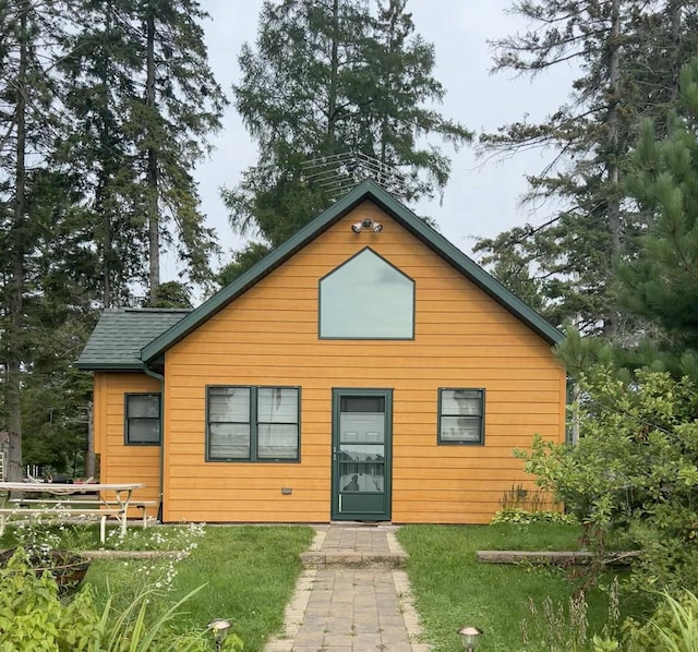 view of front facade featuring a shingled roof