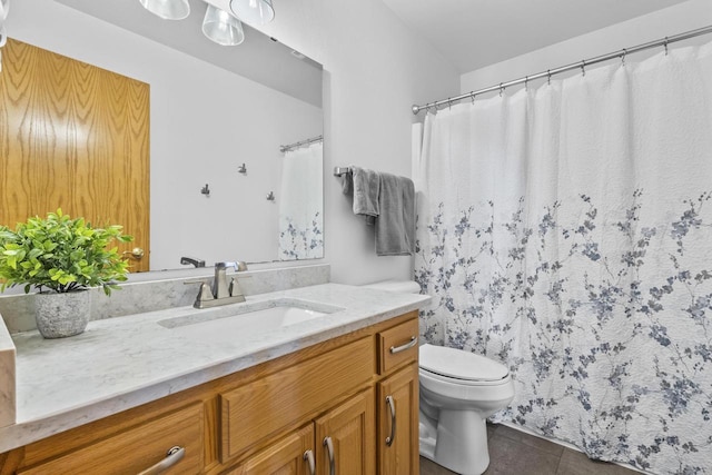 full bathroom featuring toilet, tile patterned floors, a shower with shower curtain, and vanity