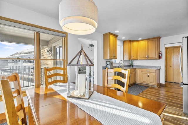 dining space with ceiling fan, dark wood-type flooring, and recessed lighting