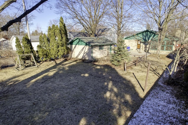 view of yard featuring an outbuilding