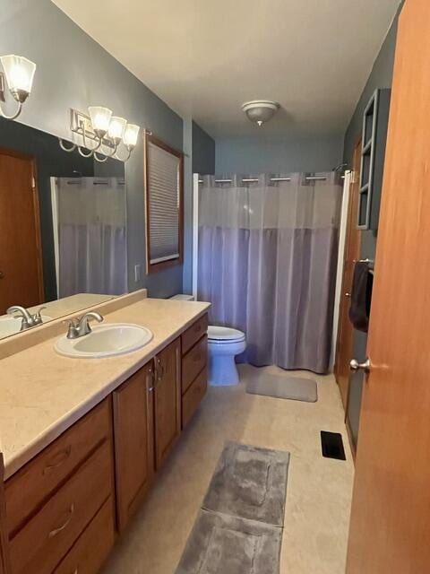 full bath featuring toilet, a shower with shower curtain, vanity, and visible vents