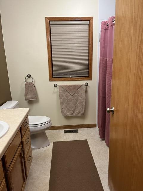 full bathroom with visible vents, baseboards, toilet, curtained shower, and vanity