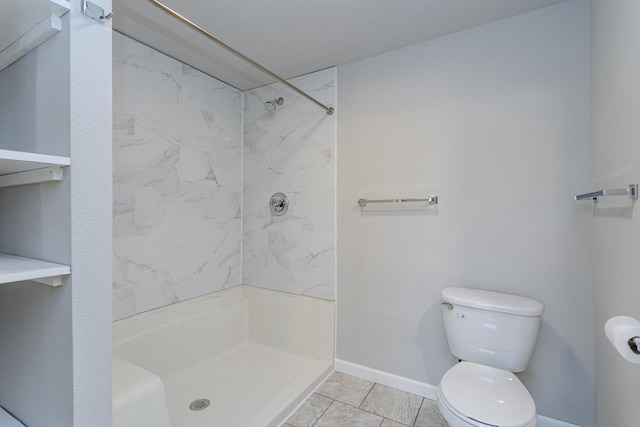 full bathroom featuring walk in shower, toilet, and baseboards