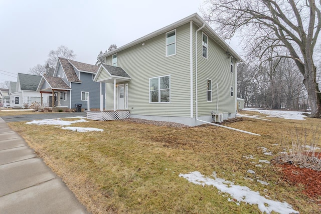 view of front facade featuring a front yard