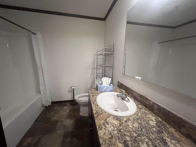 full bath with crown molding, toilet, shower / bath combo with shower curtain, vanity, and baseboards