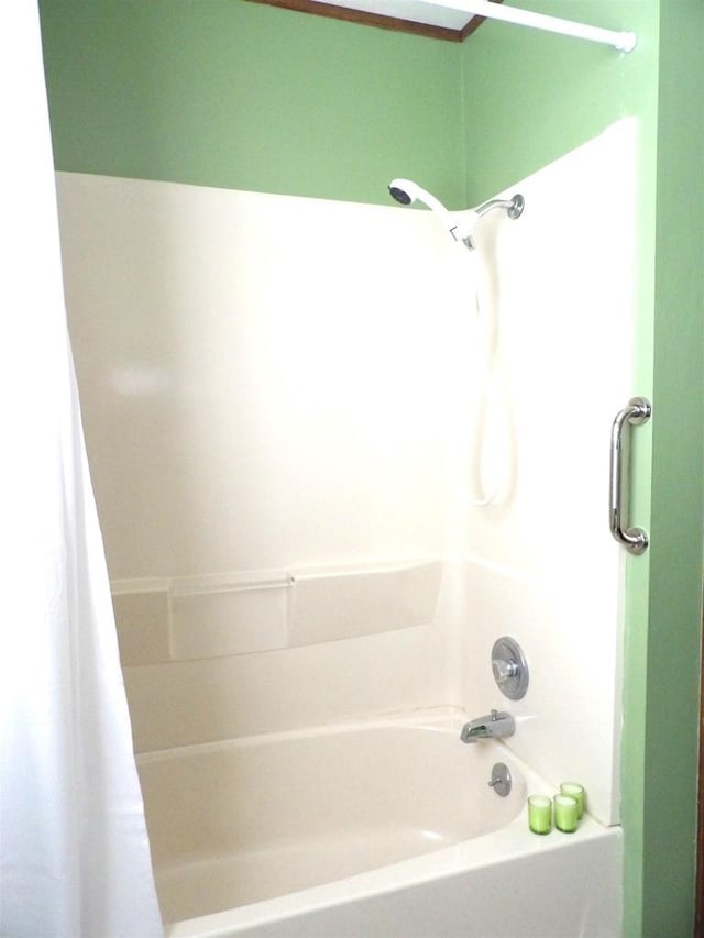 bathroom featuring shower / tub combo