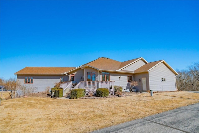 ranch-style house featuring a front lawn