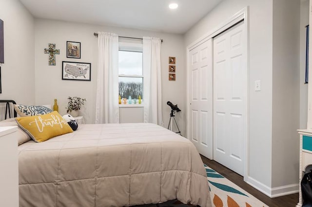 bedroom featuring baseboards, dark wood-type flooring, a closet, and recessed lighting