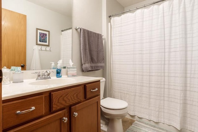 full bathroom featuring toilet, a shower with shower curtain, and vanity