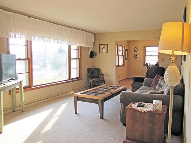 872 Northside Dr, Platteville, WI 53818 - view of carpeted living area