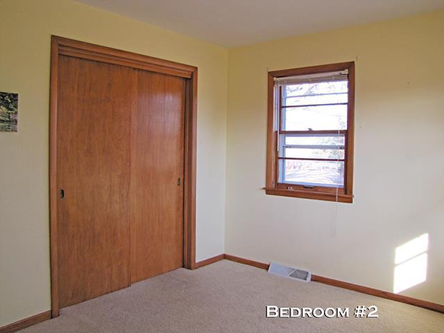 872 Northside Dr, Platteville, WI 53818 - unfurnished bedroom with carpet floors, a closet, visible vents, and baseboards
