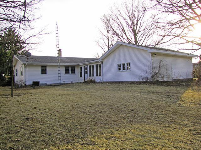 872 Northside Dr, Platteville, WI 53818 - rear view of property with a yard