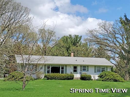 872 Northside Dr, Platteville, WI 53818 - ranch-style house featuring a front lawn and a chimney