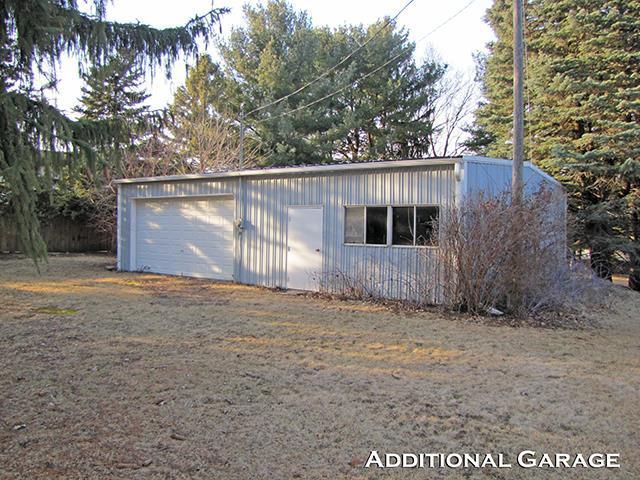 872 Northside Dr, Platteville, WI 53818 - view of garage