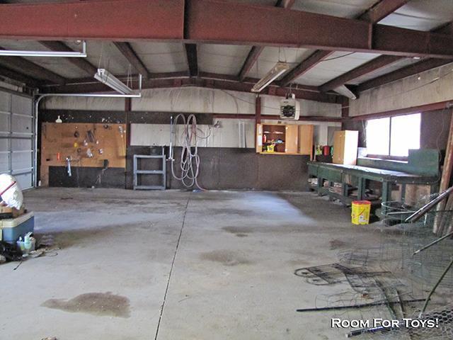 872 Northside Dr, Platteville, WI 53818 - view of garage