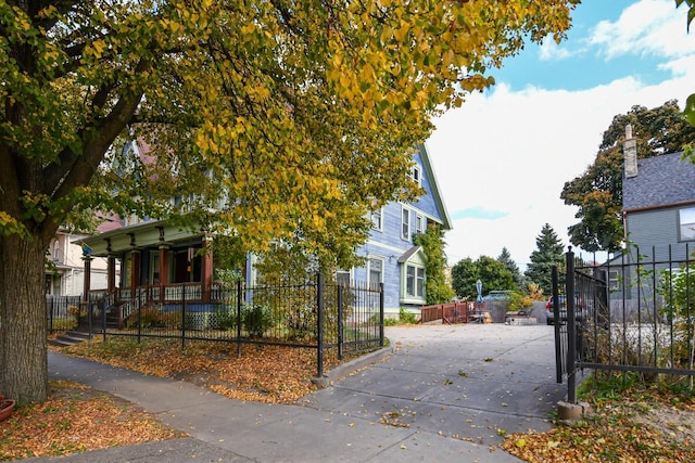 view of front of property featuring a fenced front yard