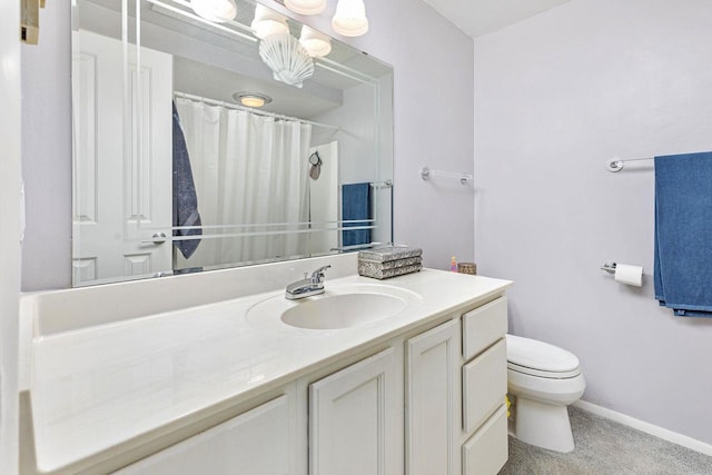 full bathroom featuring a shower with shower curtain, vanity, toilet, and baseboards