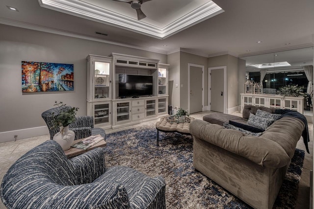 living room with visible vents, ornamental molding, a ceiling fan, and baseboards