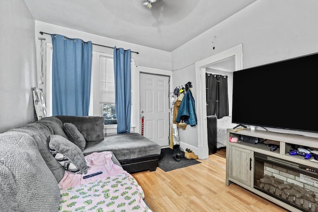 living area with light wood-type flooring and baseboards