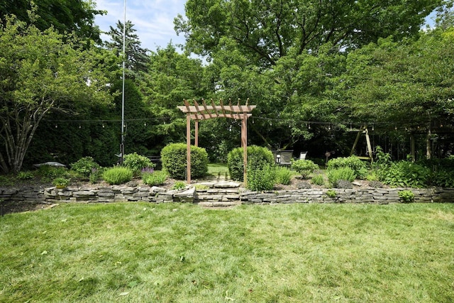 view of yard with a pergola