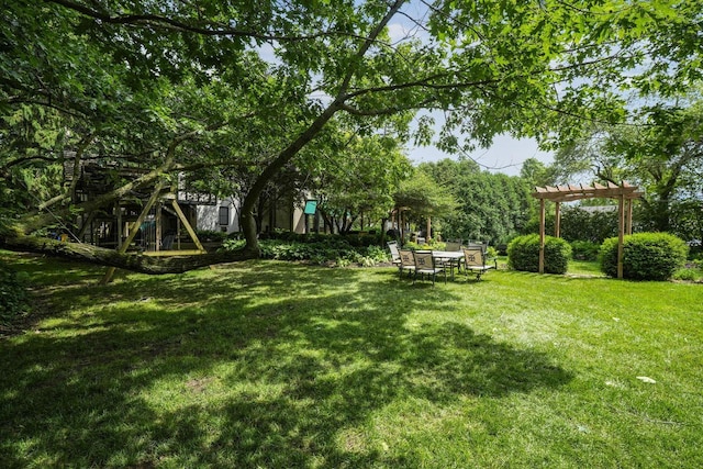 view of yard featuring a pergola