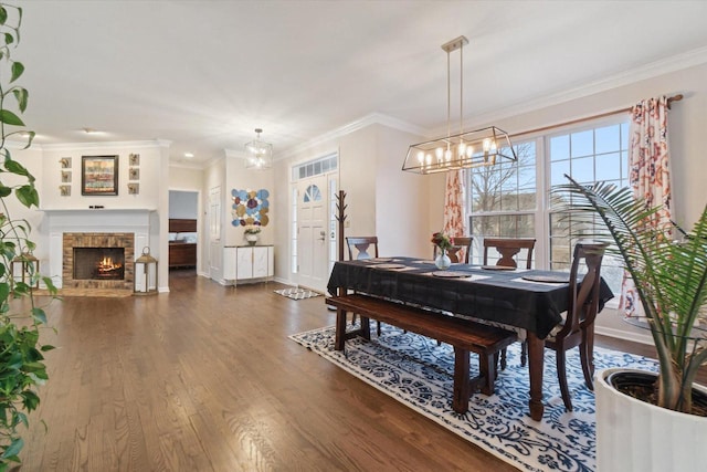 dining room featuring crown molding, wood finished floors, and an inviting chandelier