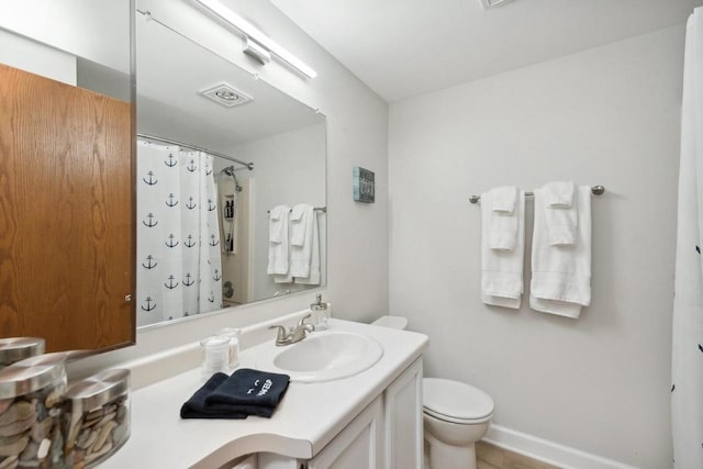 N2021 N Lake Shore Dr, Fontana, WI 53125 - full bath featuring curtained shower, toilet, visible vents, vanity, and baseboards